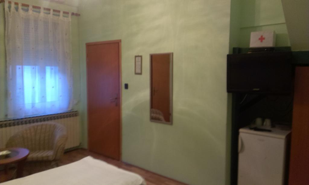 Apartments & Rooms Korzo สลาวอนสกีบรอด ห้อง รูปภาพ