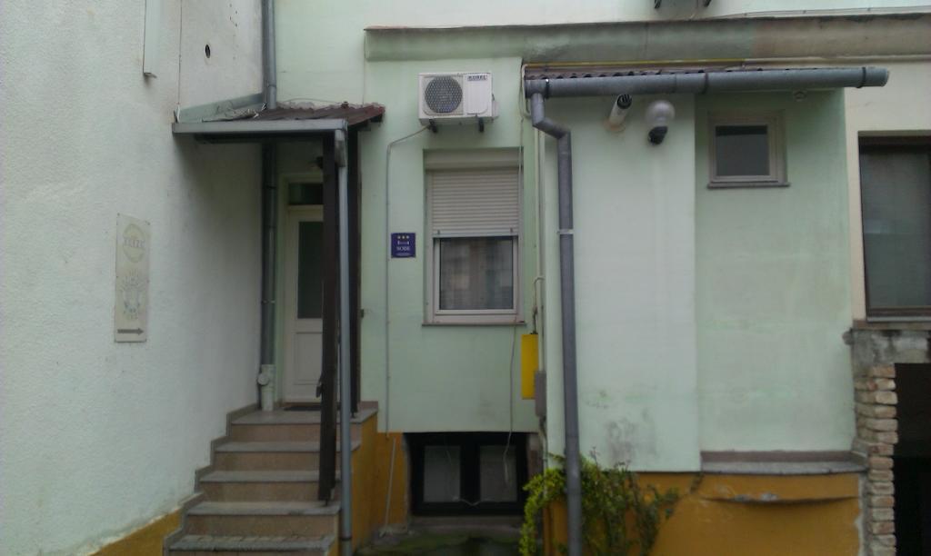 Apartments & Rooms Korzo สลาวอนสกีบรอด ห้อง รูปภาพ